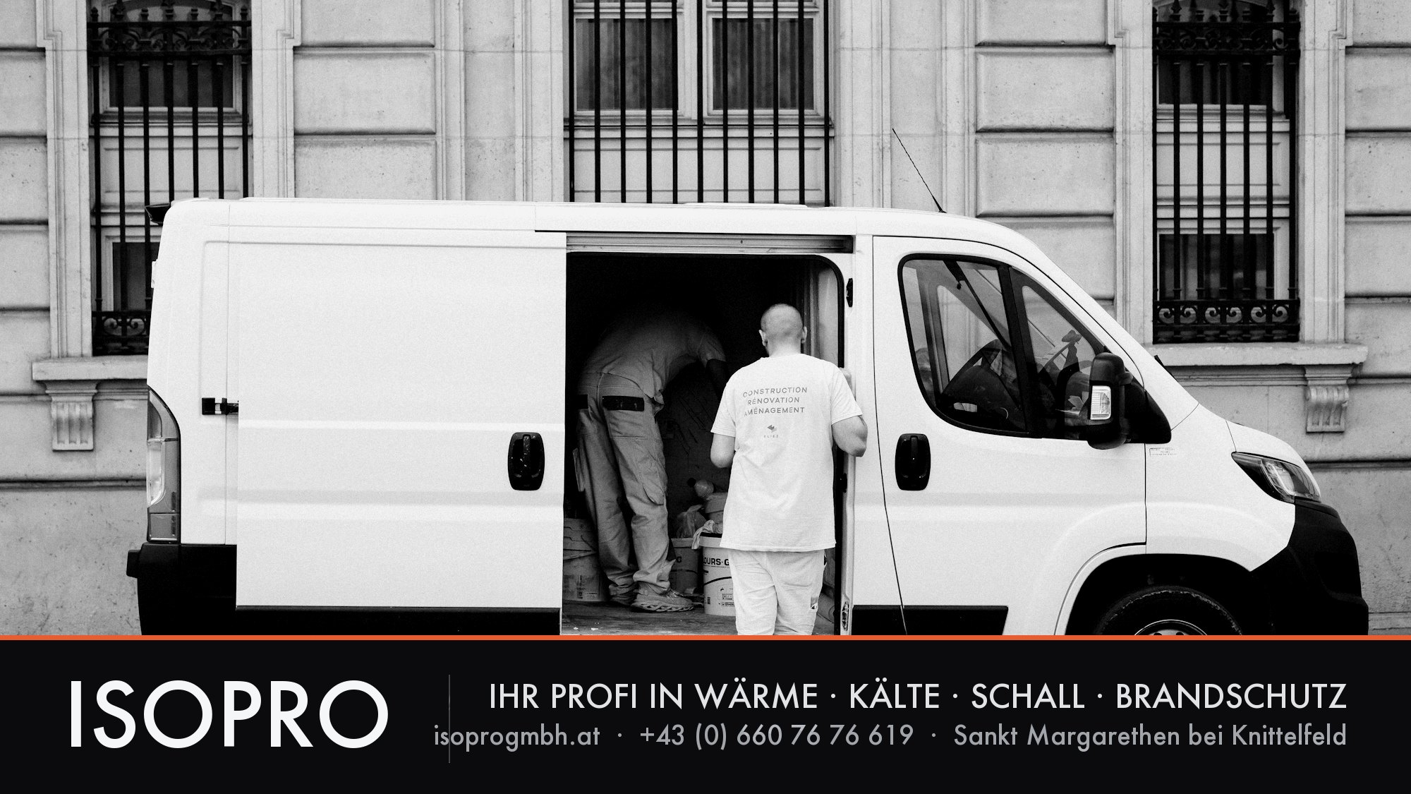 ISOPRO-Team mit Servicefahrzeug vor einem Einsatzobjekt